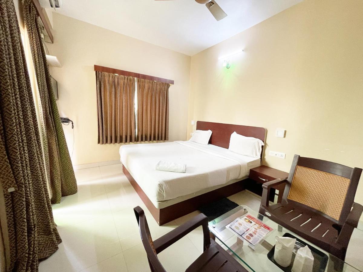 Hotel AAVAASS Puri Buitenkant foto