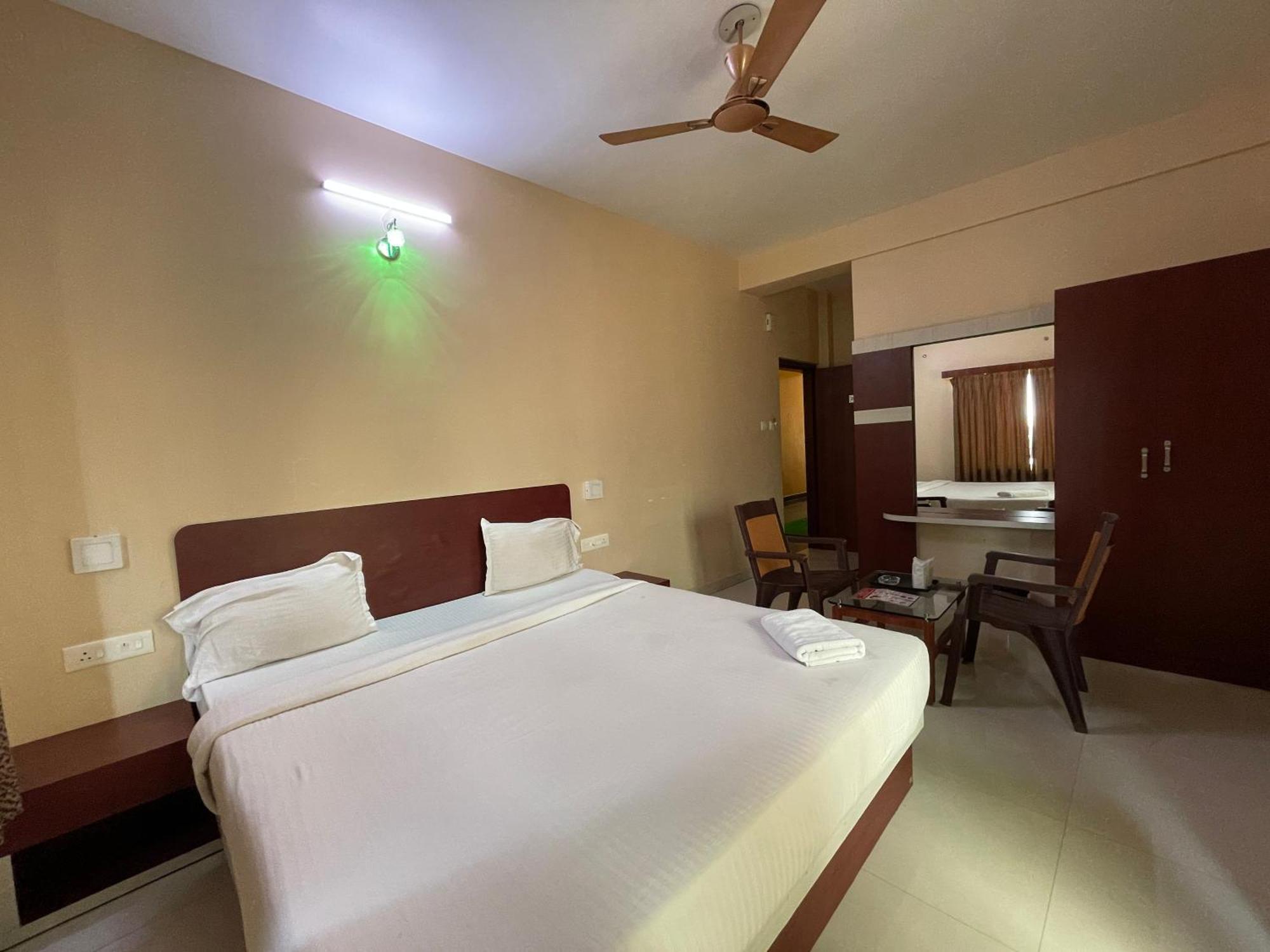 Hotel AAVAASS Puri Buitenkant foto