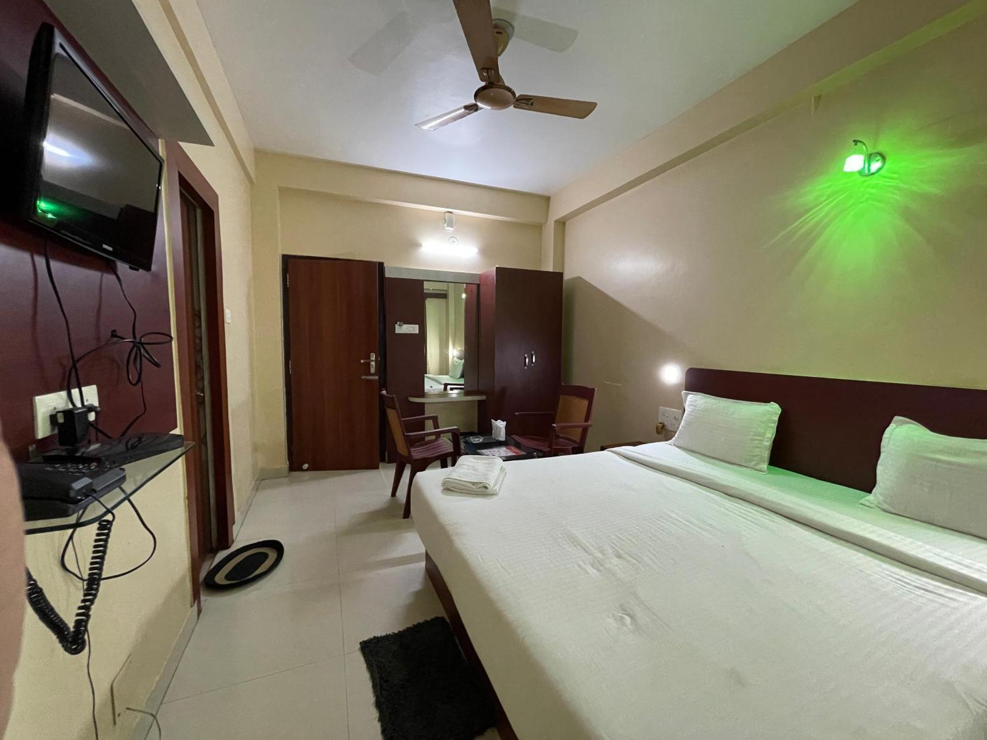 Hotel AAVAASS Puri Buitenkant foto