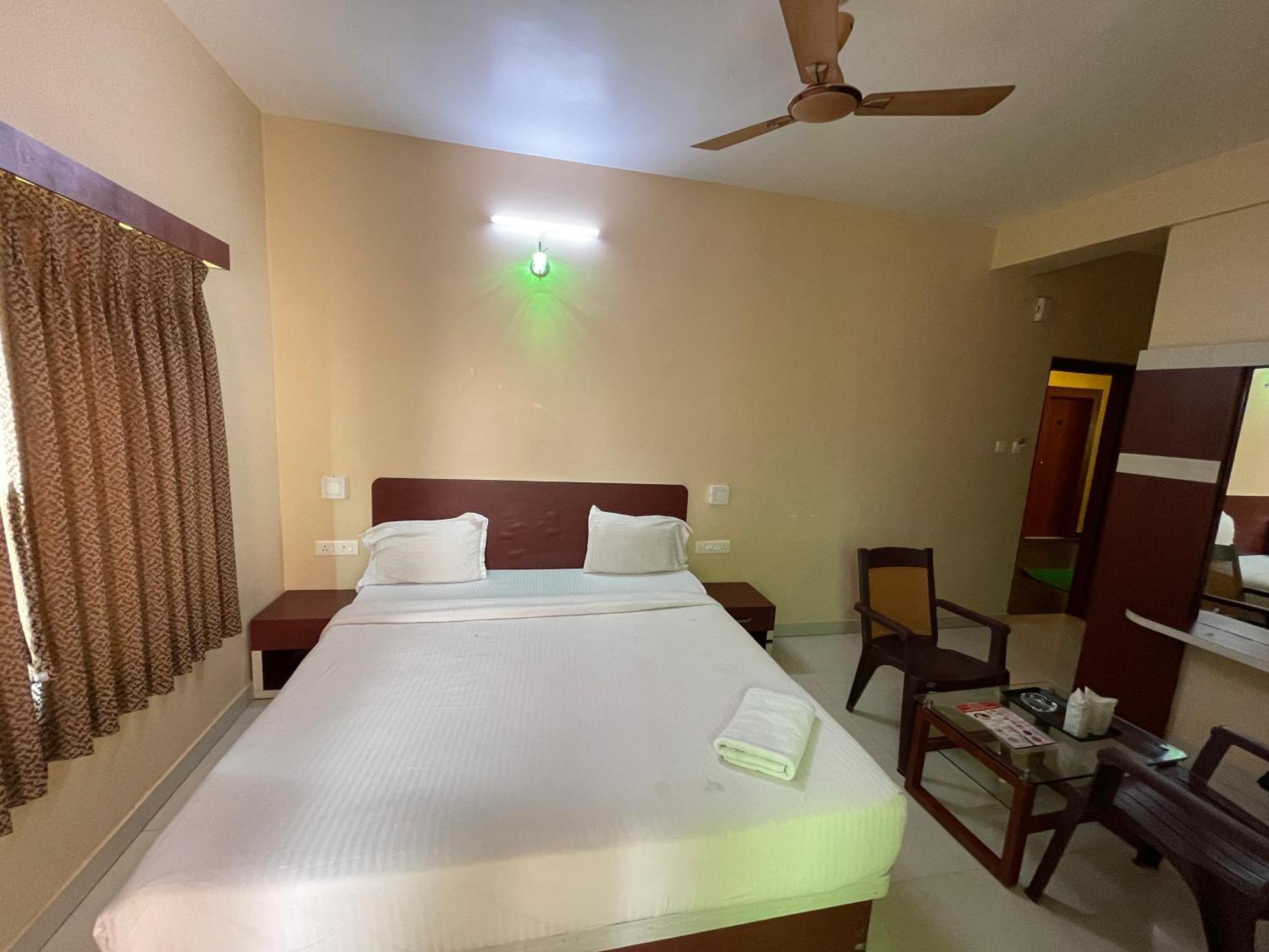 Hotel AAVAASS Puri Buitenkant foto